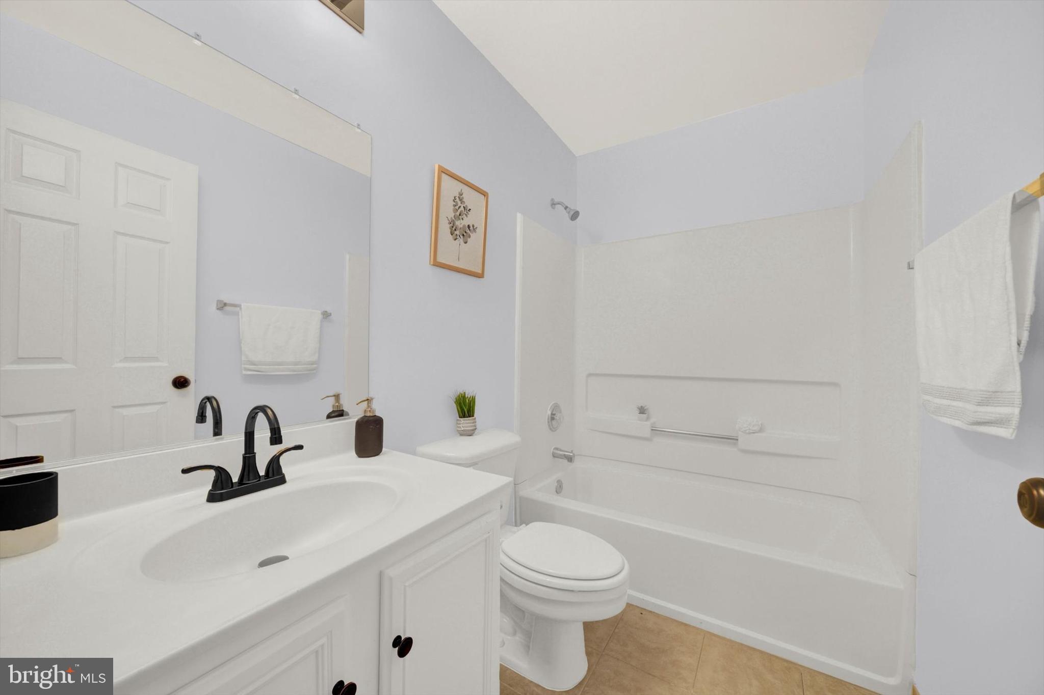 6522 Ridgeborne Drive Rosedale, MD 21237 - Photo 18 of 25 Hallway full bathroom