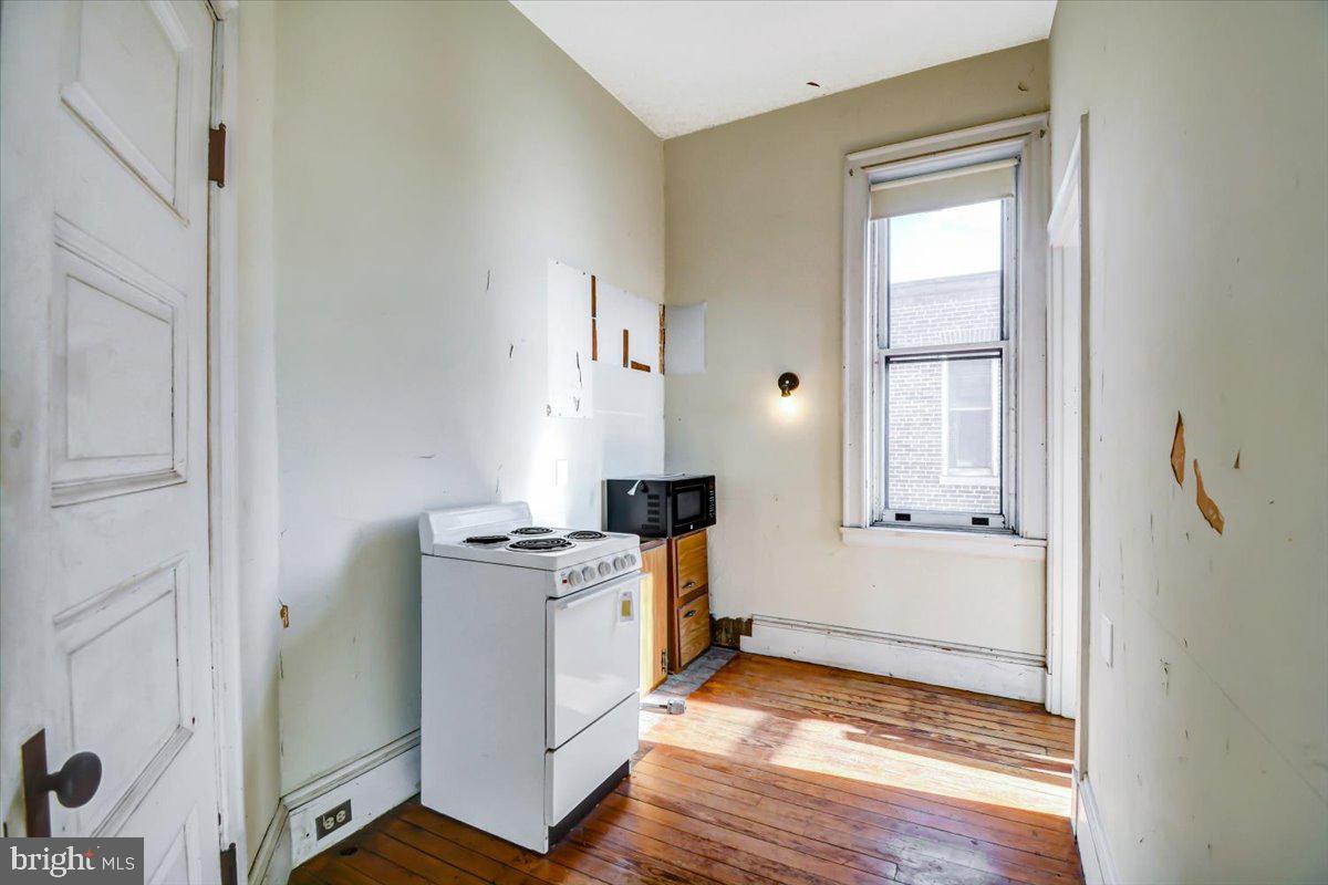 1718 Eutaw Place Baltimore, MD 21217 - Photo 52 of 65 2nd kitchenette area-top fl sep electric.