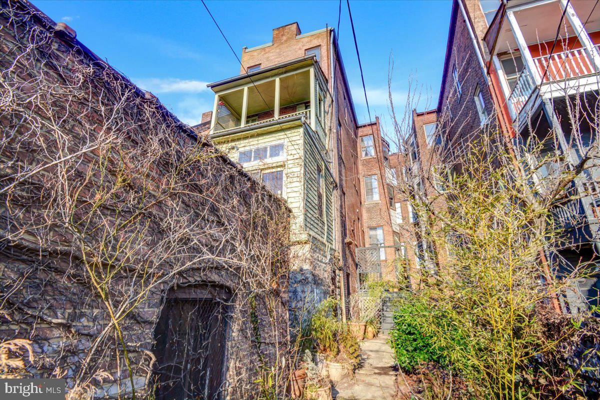 1718 Eutaw Place Baltimore, MD 21217 - Photo 61 of 65 Bright & fully fenced courtyard w side deck access