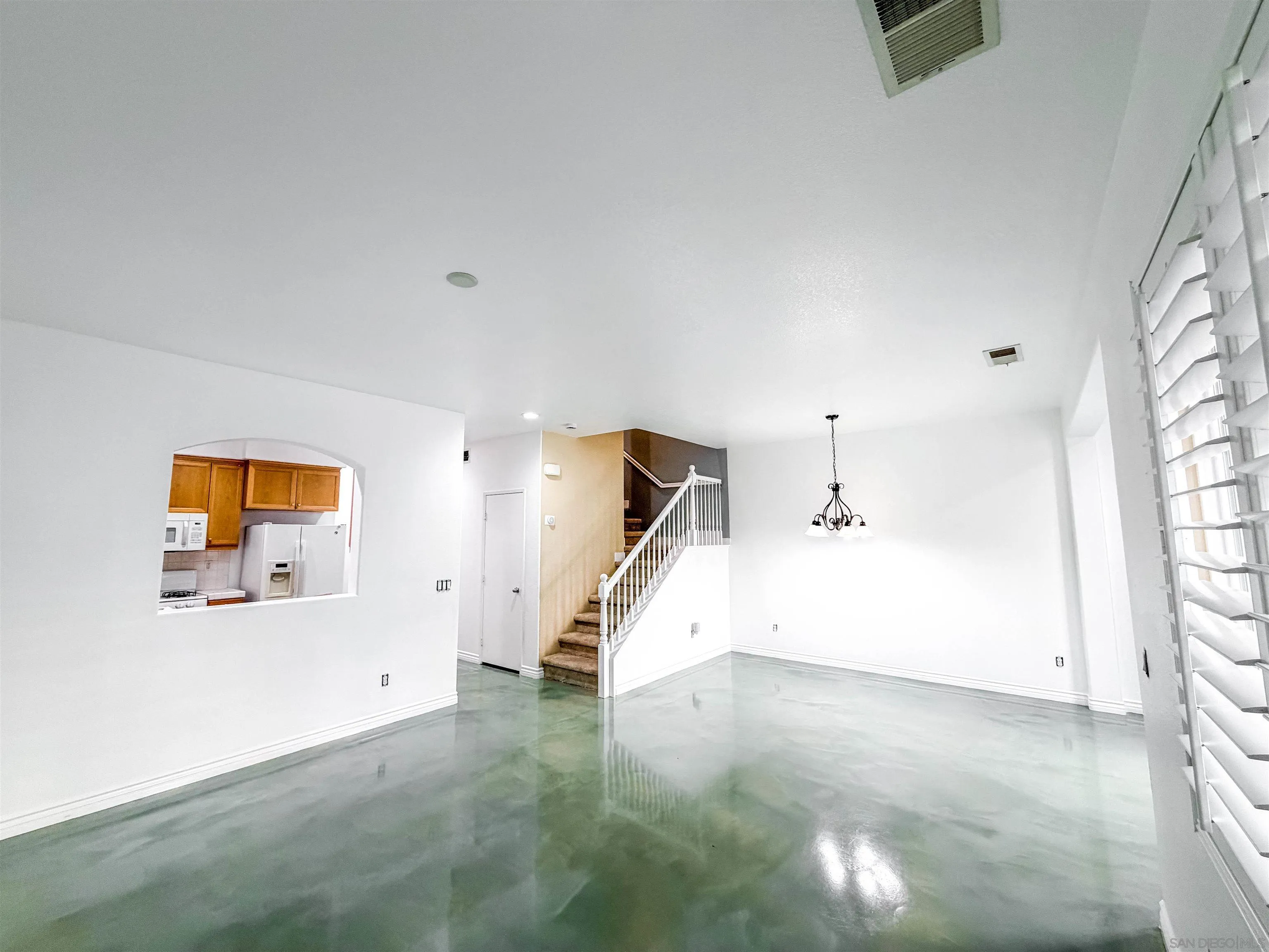 1431 Trouville Lane, Unit 5 Chula Vista, CA 91913 - Photo 6 of 28 an entryway in a room