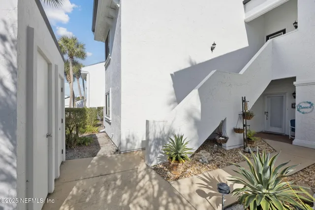 a view of entryway and hall
