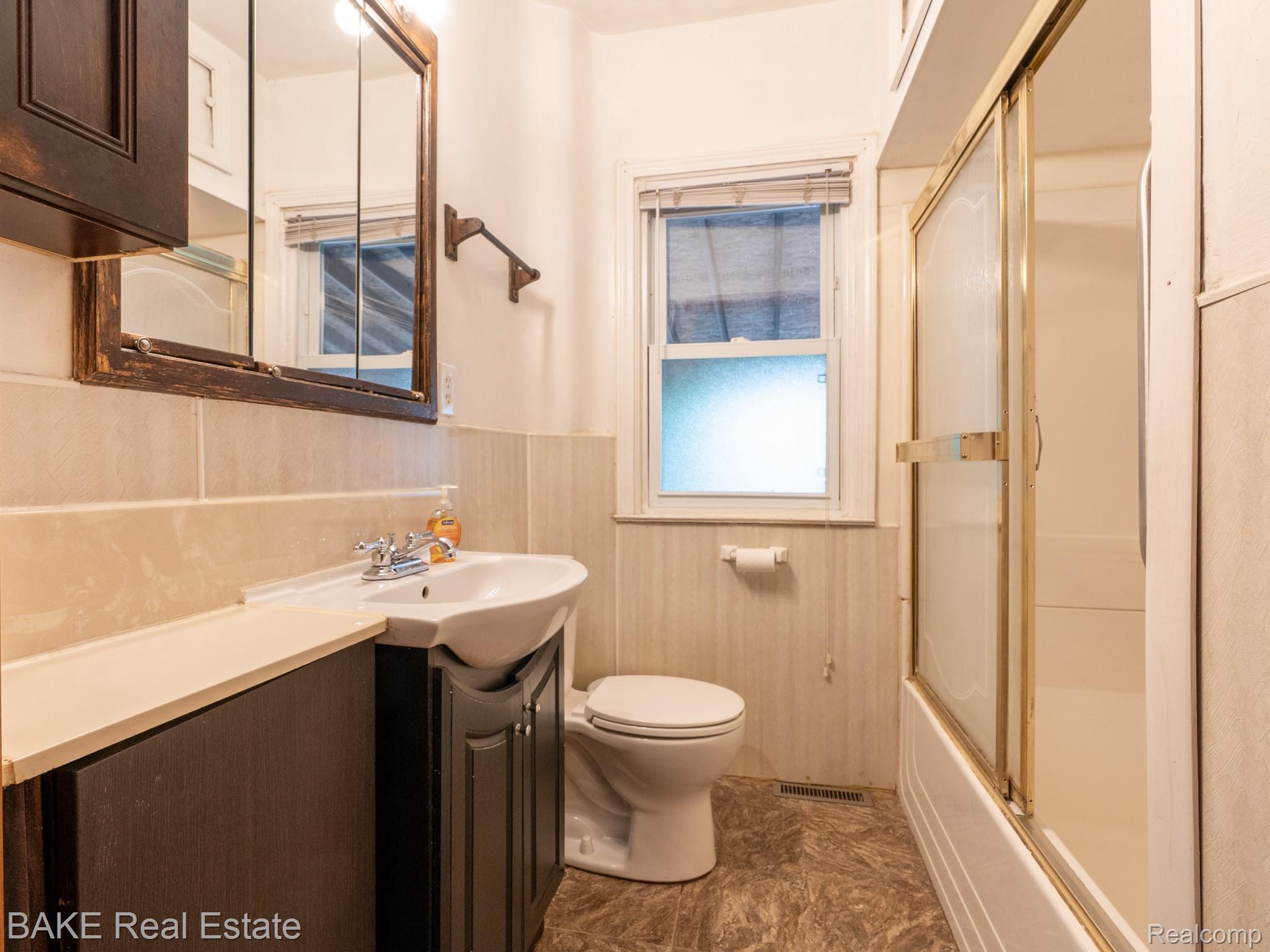 10195 Stark Road Livonia, MI 48150 - Photo 29 of 43 Full Bathroom on Main Floor