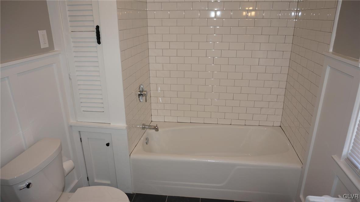 808 Pembroke Road Bethlehem, PA 18018 - Photo 39 of 44 a bathroom with a bathtub and toilet
