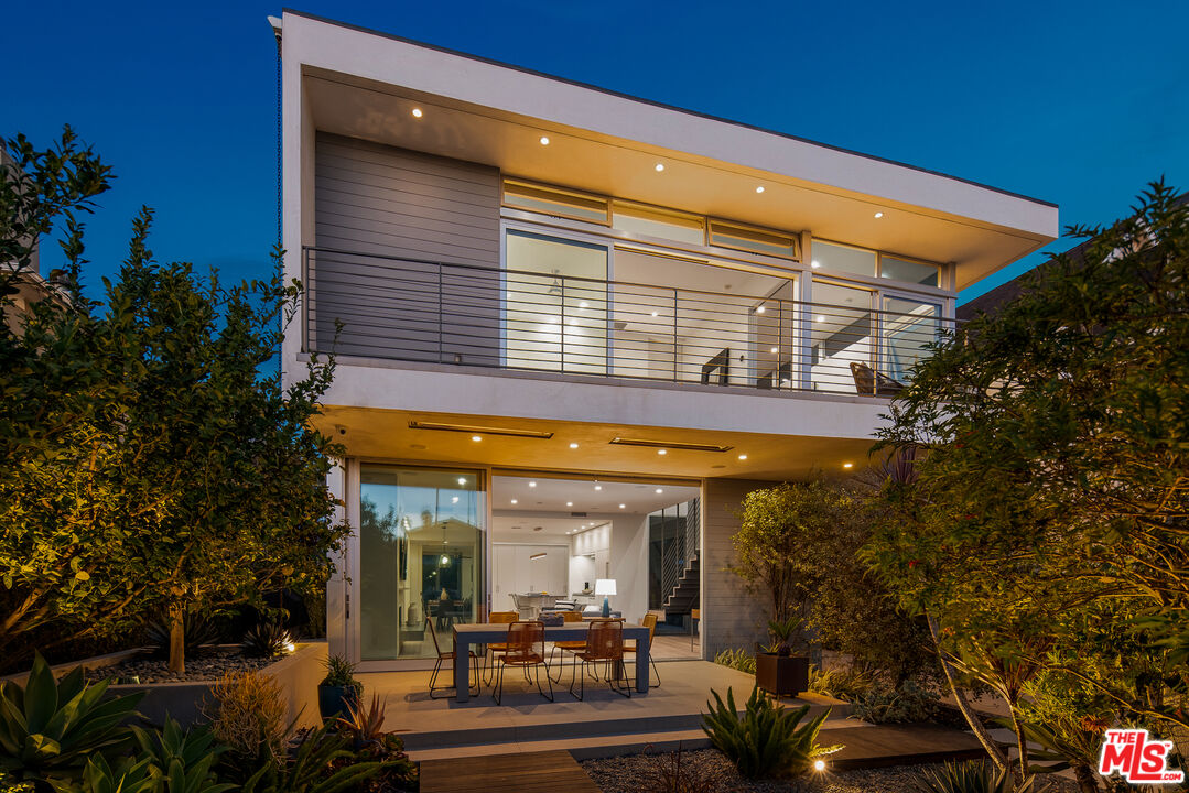 2901 Grayson Avenue Venice, CA 90291 - Photo 1 of 35 a view of lobby with chair and tables
