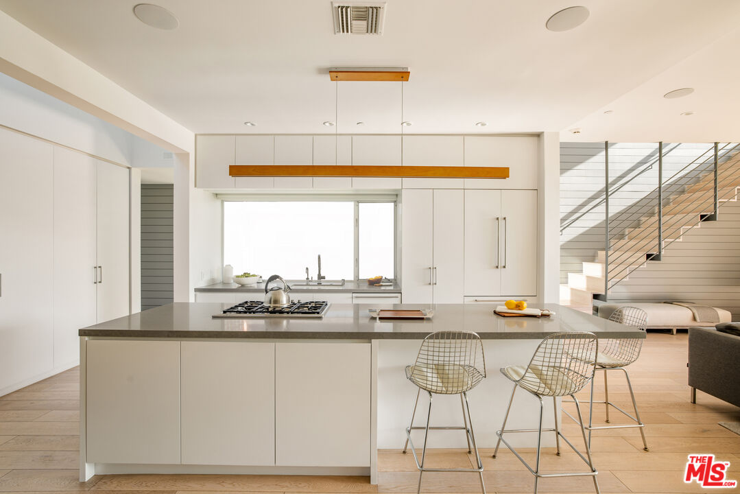 2901 Grayson Avenue Venice, CA 90291 - Photo 11 of 35 a kitchen with granite countertop white cabinets and glass windows