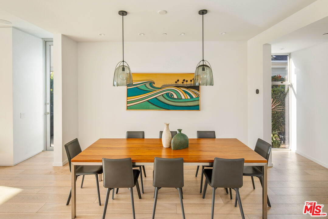 2901 Grayson Avenue Venice, CA 90291 - Photo 13 of 35 a table and chairs in a room