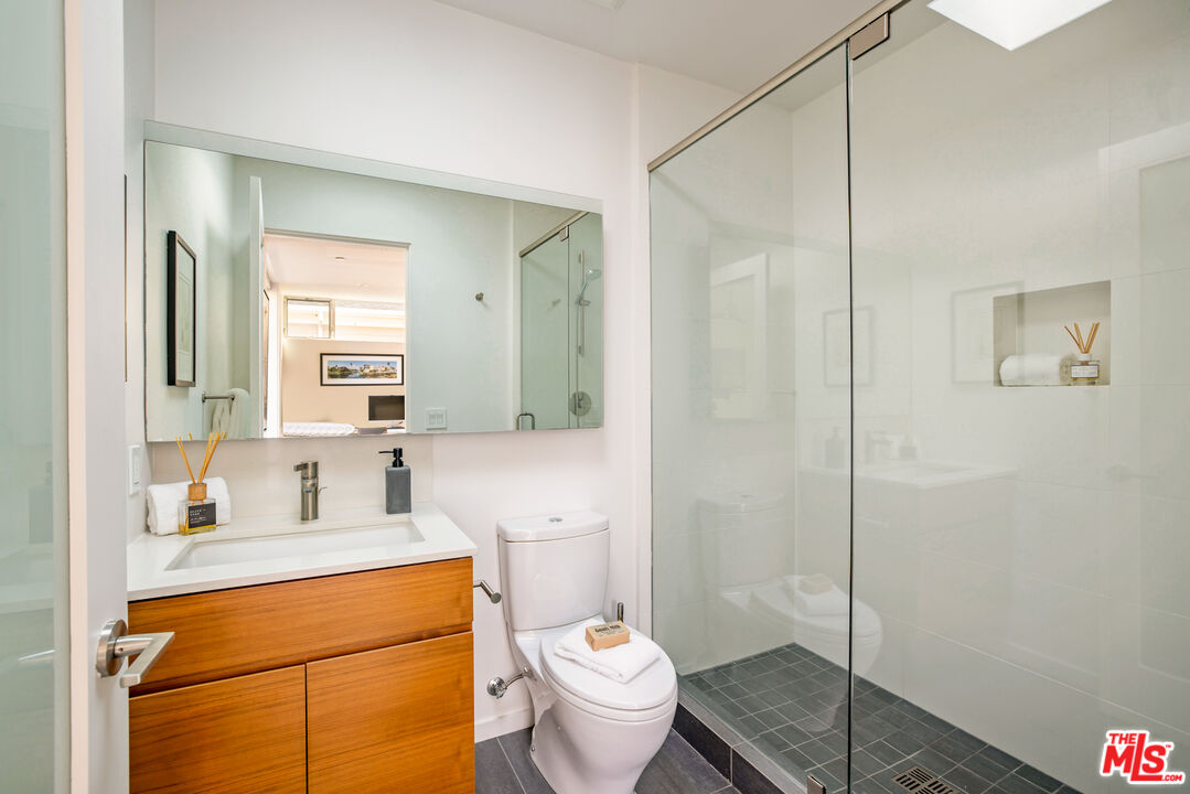 2901 Grayson Avenue Venice, CA 90291 - Photo 17 of 35 a bathroom with a sink a toilet and shower