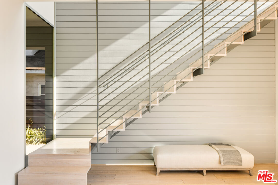 2901 Grayson Avenue Venice, CA 90291 - Photo 18 of 35 a view of a balcony with a potted plant