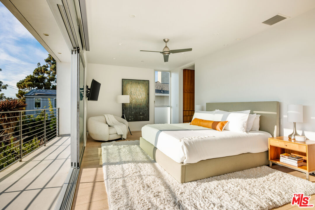 2901 Grayson Avenue Venice, CA 90291 - Photo 21 of 35 a bedroom with a large bed and a chandelier