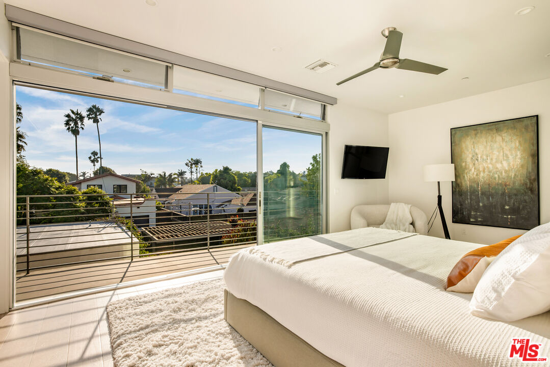 2901 Grayson Avenue Venice, CA 90291 - Photo 22 of 35 a bedroom with a large bed and a flat tv screen