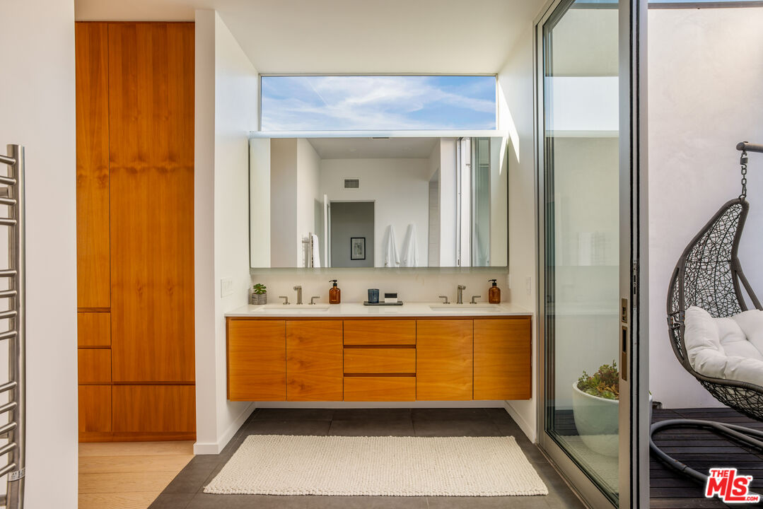 2901 Grayson Avenue Venice, CA 90291 - Photo 23 of 35 a bathroom with a mirror and a sink