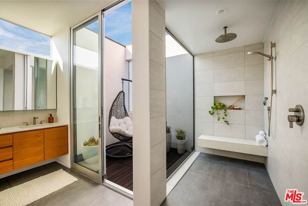 2901 Grayson Avenue Venice, CA 90291 - Photo 25 of 35 a bathroom with a tub sink and mirror