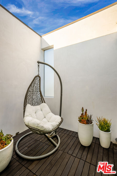 2901 Grayson Avenue Venice, CA 90291 - Photo 26 of 35 a living room with furniture and a potted plant