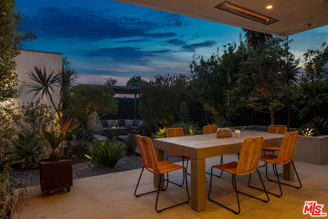 2901 Grayson Avenue Venice, CA 90291 - Photo 30 of 35 a table and chairs in front of a building