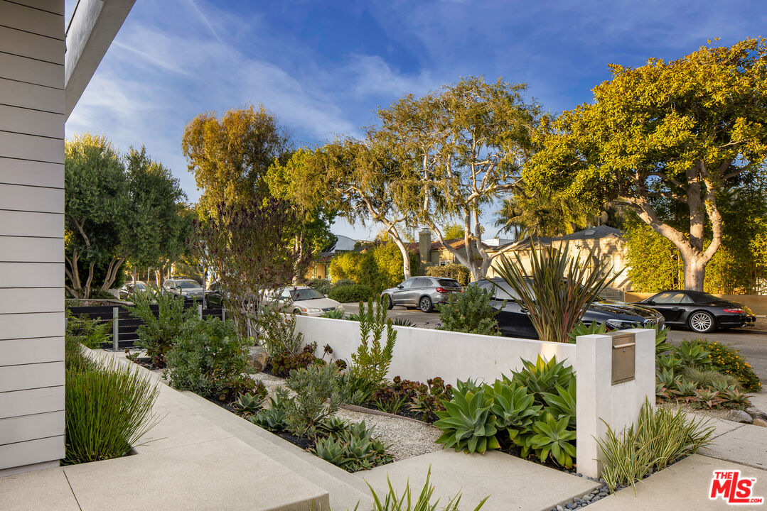 2901 Grayson Avenue Venice, CA 90291 - Photo 3 of 35 a view of a garden
