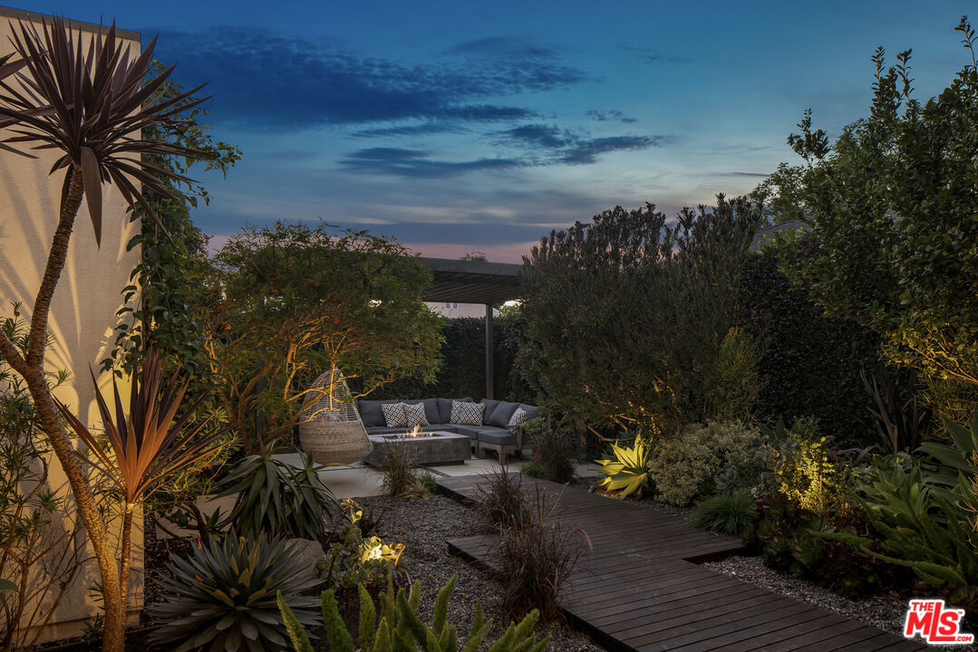 2901 Grayson Avenue Venice, CA 90291 - Photo 31 of 35 a view of outdoor space with garden