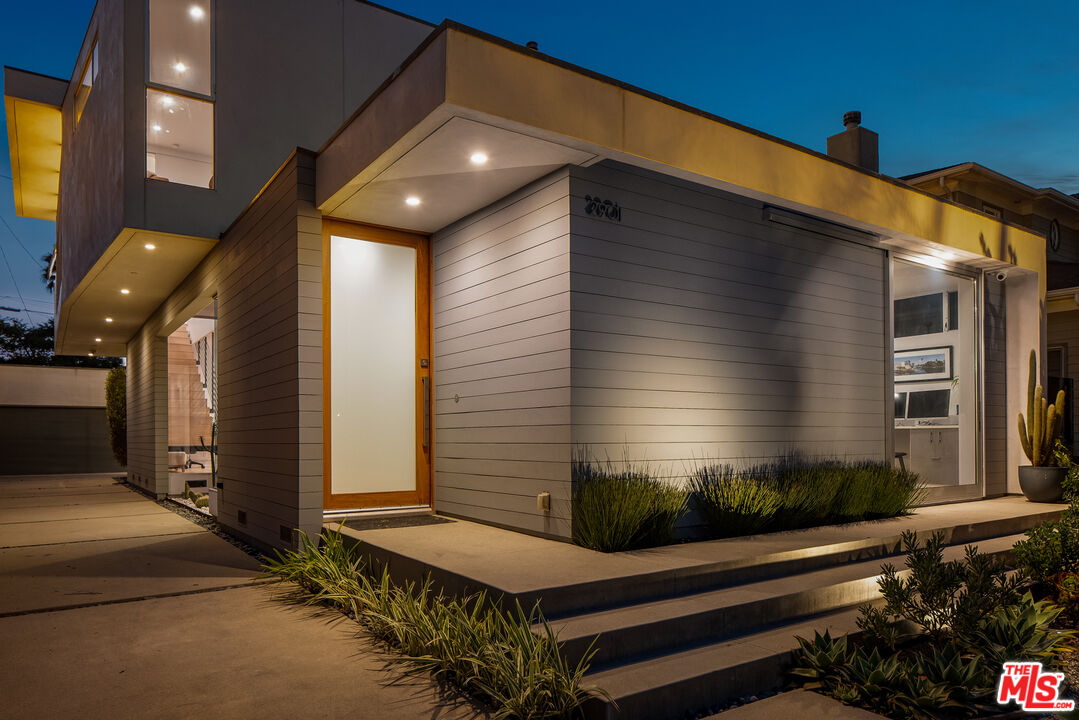 2901 Grayson Avenue Venice, CA 90291 - Photo 33 of 35 a house view with a backyard space