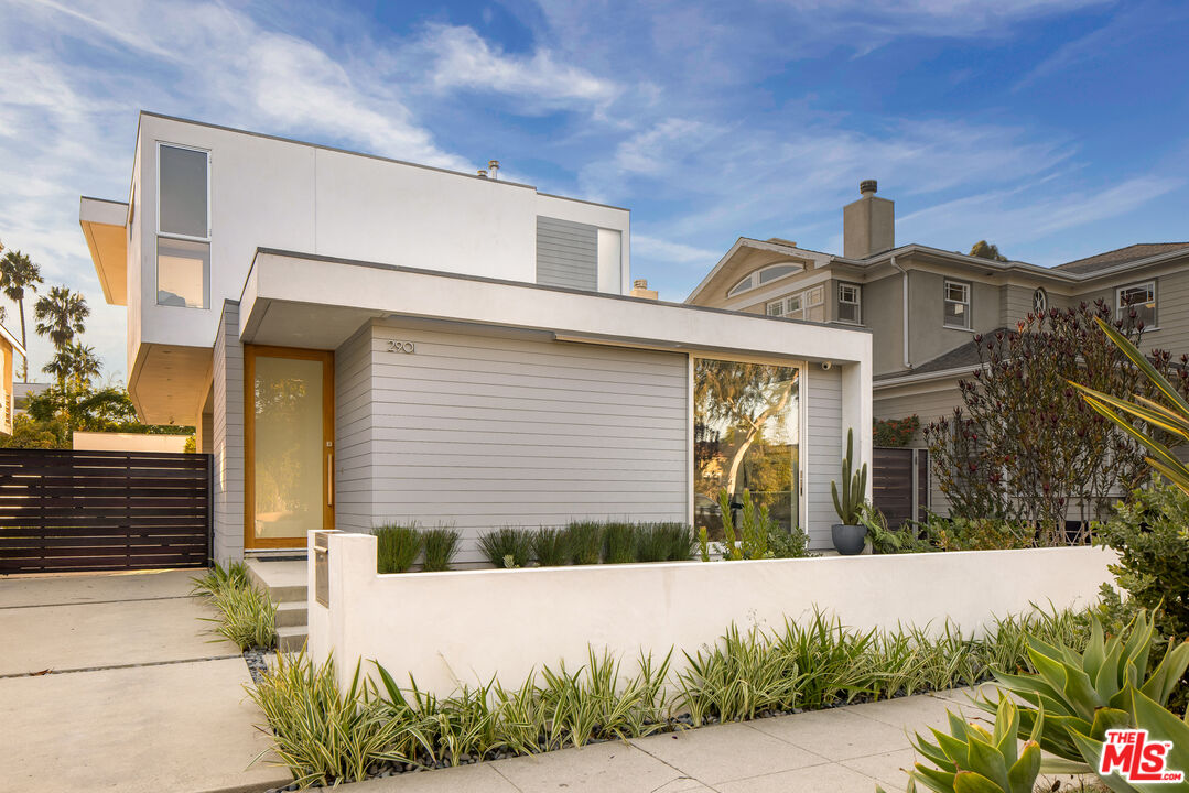 2901 Grayson Avenue Venice, CA 90291 - Photo 34 of 35 a front view of a house with a yard