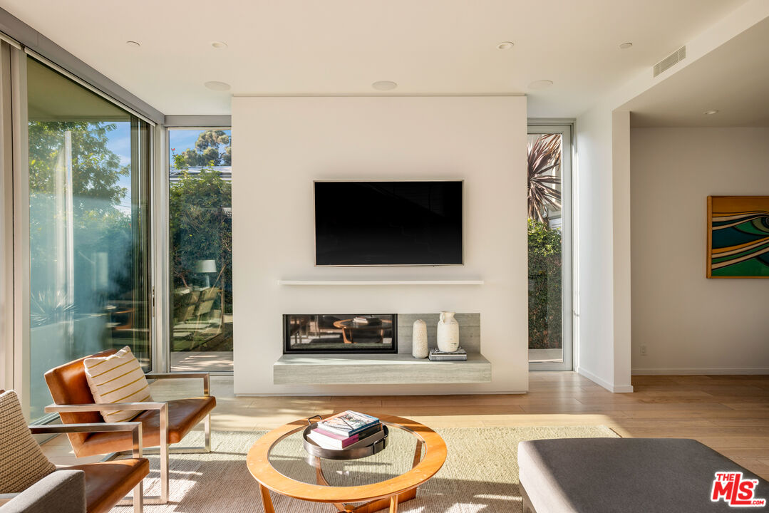 2901 Grayson Avenue Venice, CA 90291 - Photo 5 of 35 a living room with furniture and a flat screen tv