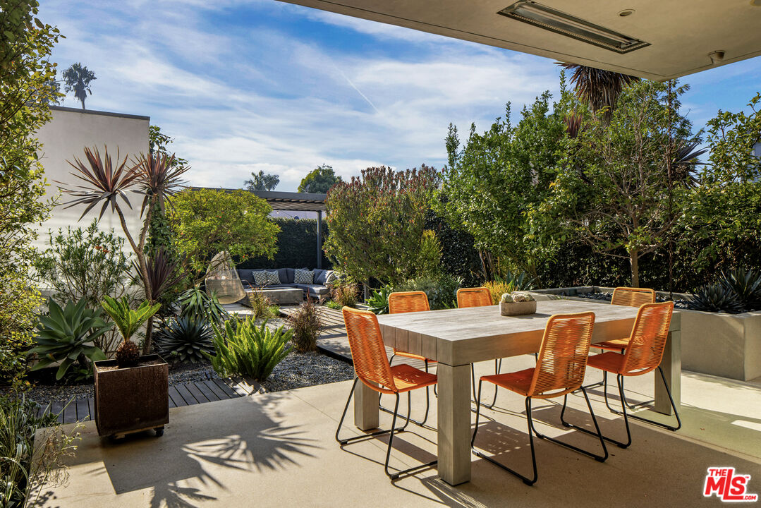 2901 Grayson Avenue Venice, CA 90291 - Photo 7 of 35 a patio with a table and chairs and potted plants