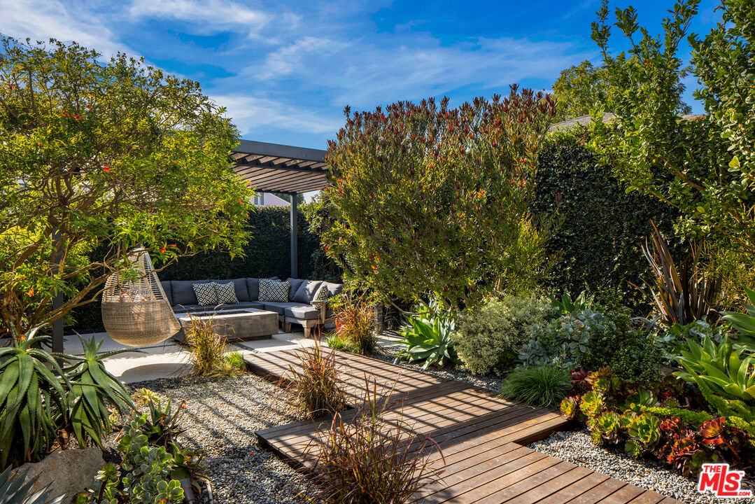 2901 Grayson Avenue Venice, CA 90291 - Photo 8 of 35 a view of a backyard with sitting area
