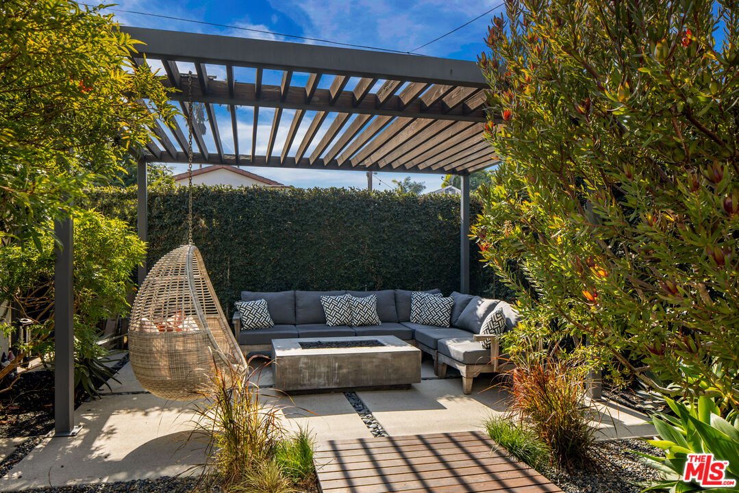 2901 Grayson Avenue Venice, CA 90291 - Photo 9 of 35 a view of a couches in the patio