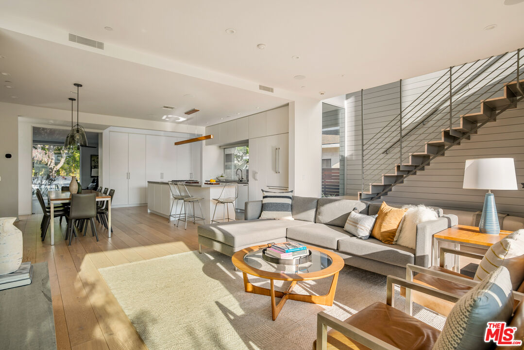 2901 Grayson Avenue Venice, CA 90291 - Photo 10 of 35 a living room with furniture and wooden floor