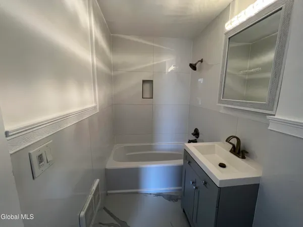 $1,300 | 5 Broadway, Unit 408, Troy, NY 12180