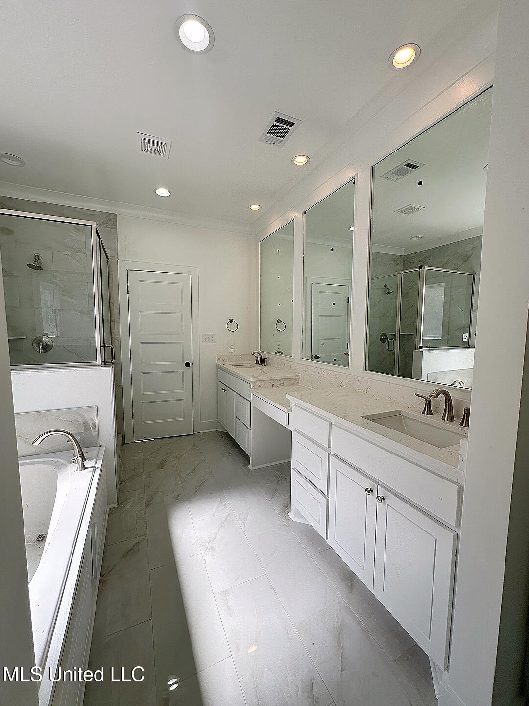 449 Aurora Circle Canton, MS 39046 - Photo 5 of 7 IMG_7745