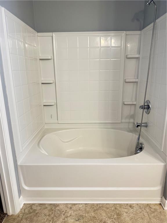 183 Spring Way Square Canton, GA 30114 - Photo 19 of 29 a bathroom with a bathtub