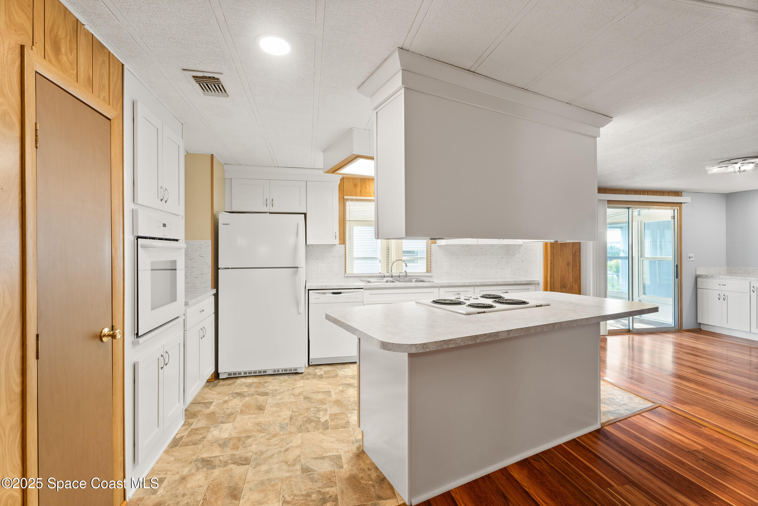 2330 Ersoff Boulevard Northeast Palm Bay, FL 32905 - Photo 15 of 35 Kitchen