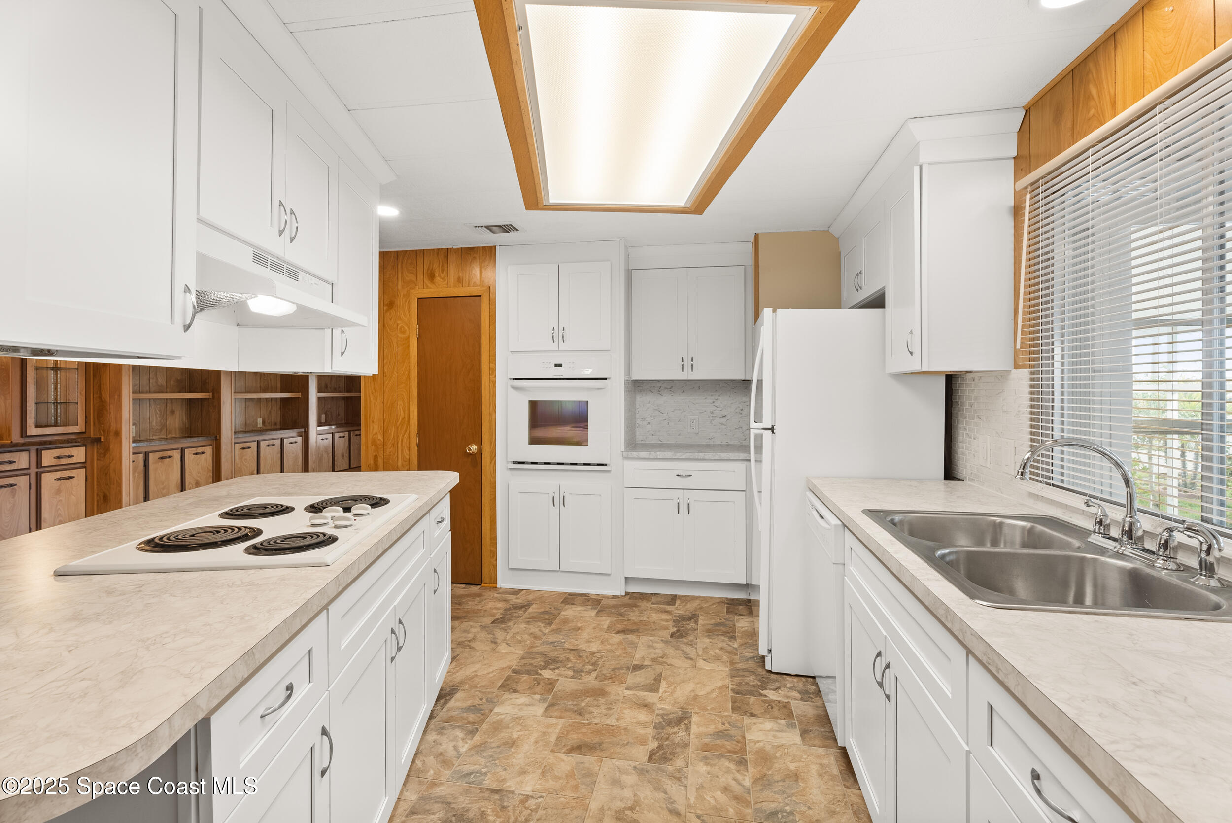 2330 Ersoff Boulevard Northeast Palm Bay, FL 32905 - Photo 17 of 35 Kitchen
