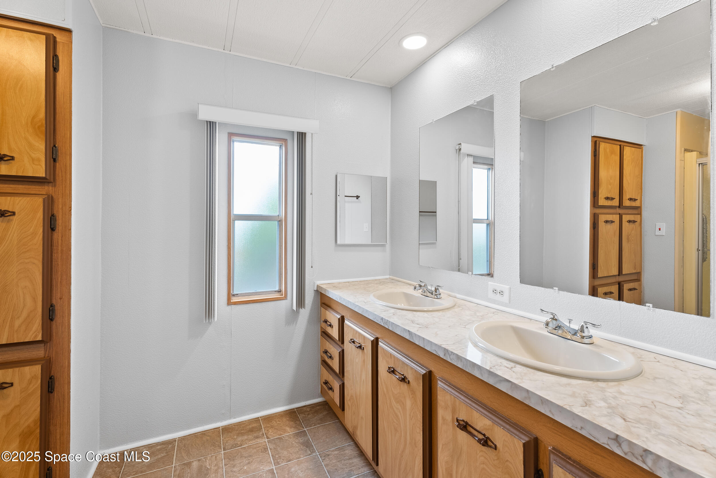 2330 Ersoff Boulevard Northeast Palm Bay, FL 32905 - Photo 27 of 35 Master bathroom