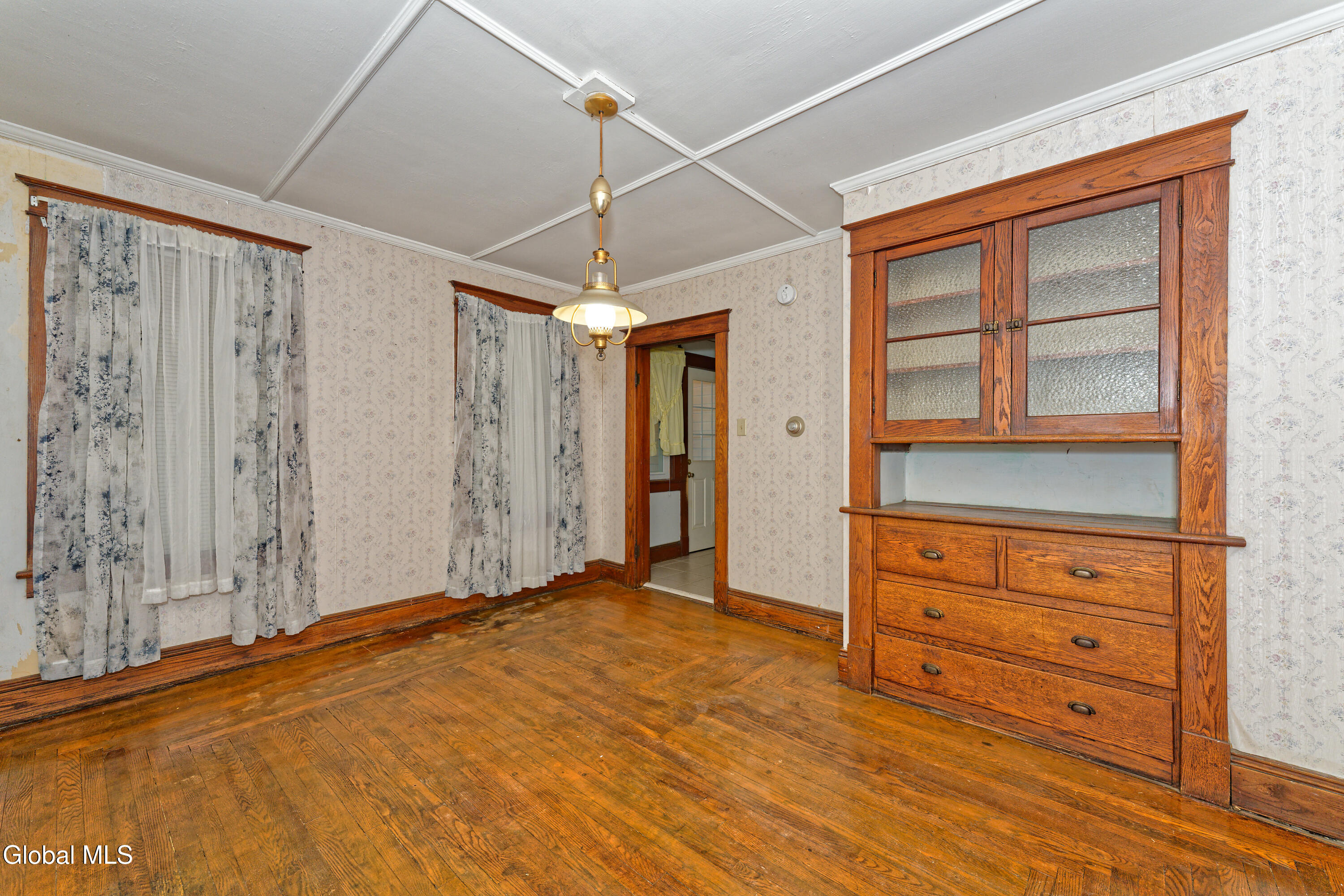 91 Snowden Avenue Schenectady, NY 12304 - Photo 11 of 37 3 Diningroom 2