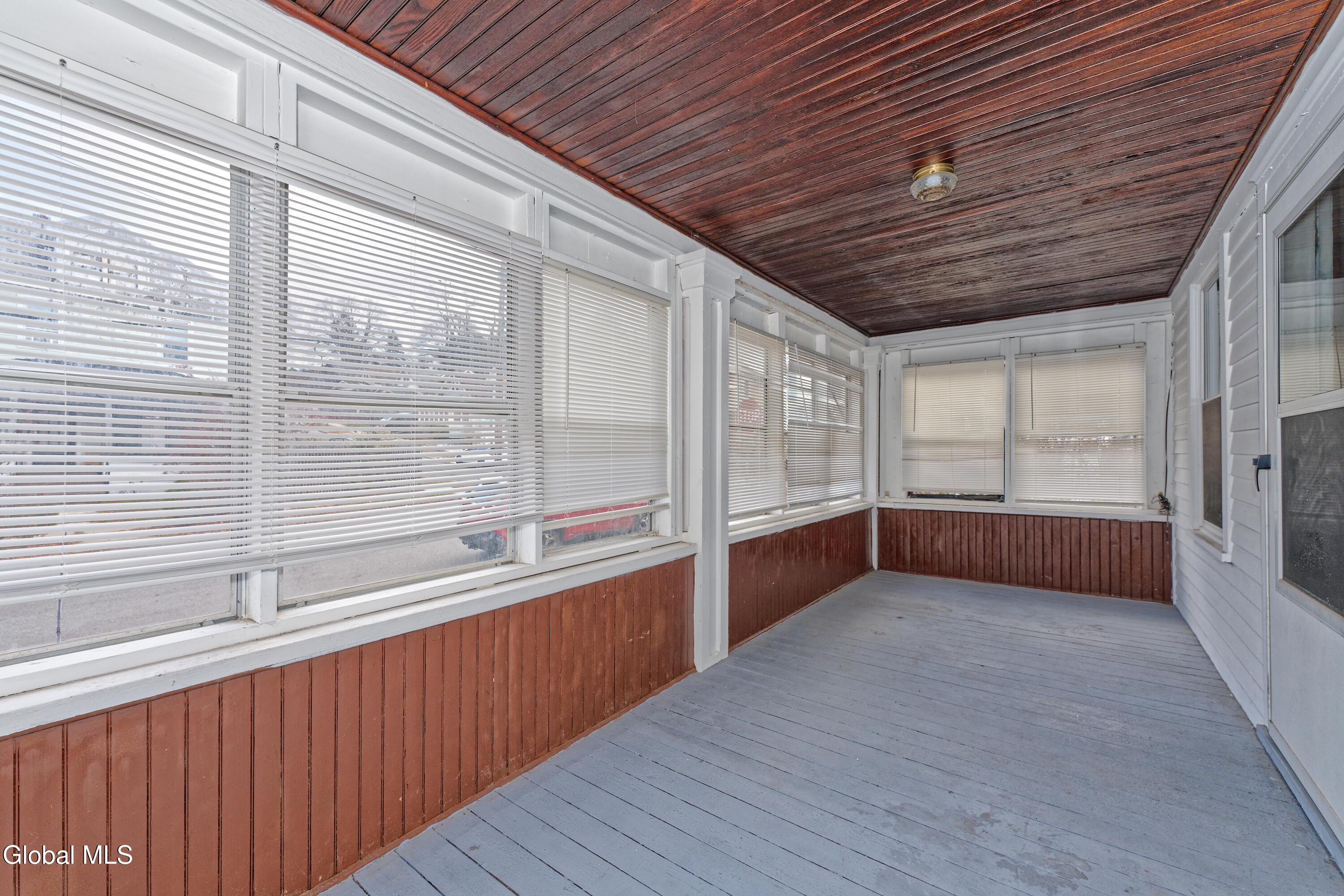 91 Snowden Avenue Schenectady, NY 12304 - Photo 18 of 37 5 Side porch 1 1
