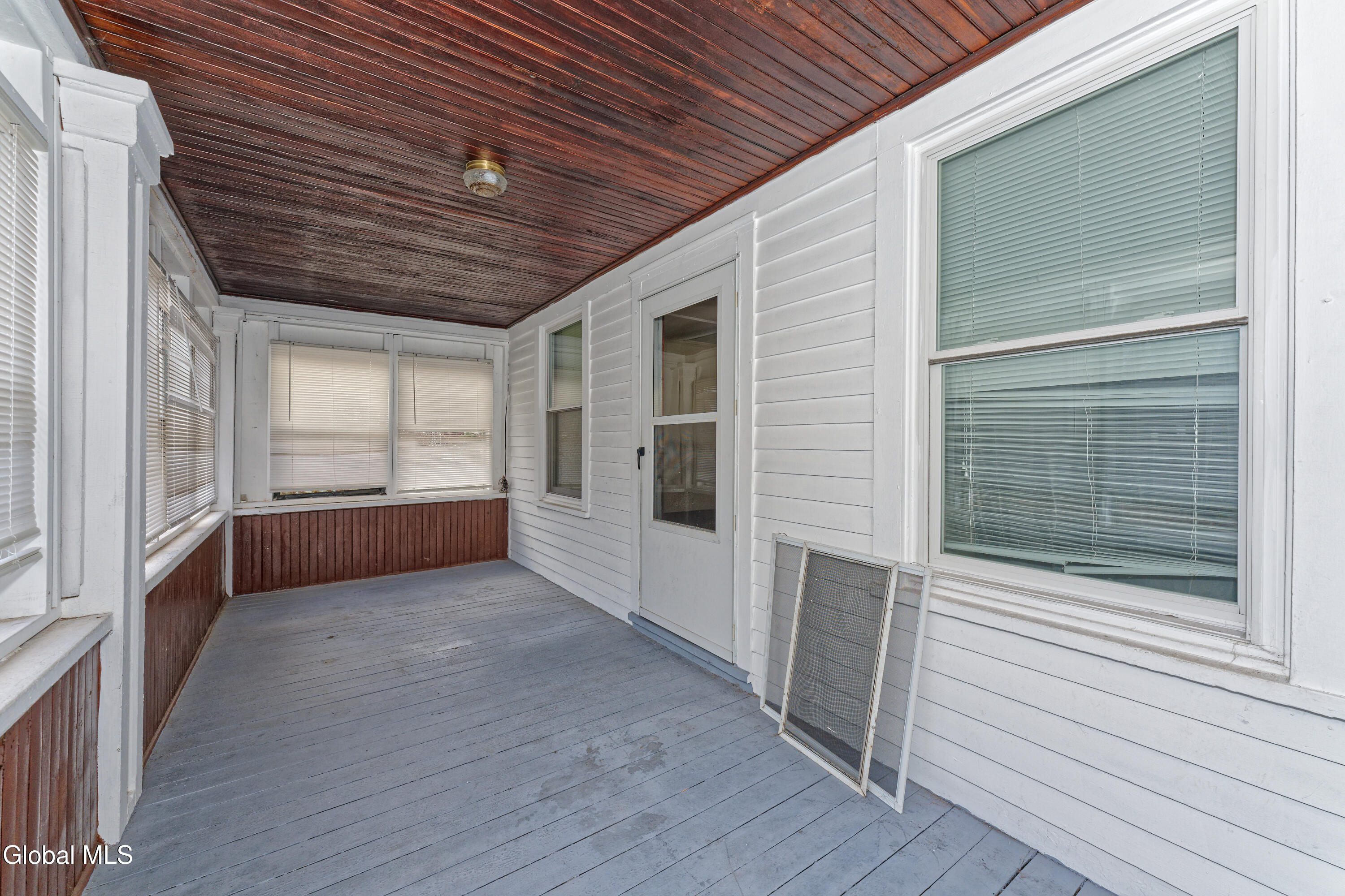 91 Snowden Avenue Schenectady, NY 12304 - Photo 19 of 37 5 Side porch 1 2