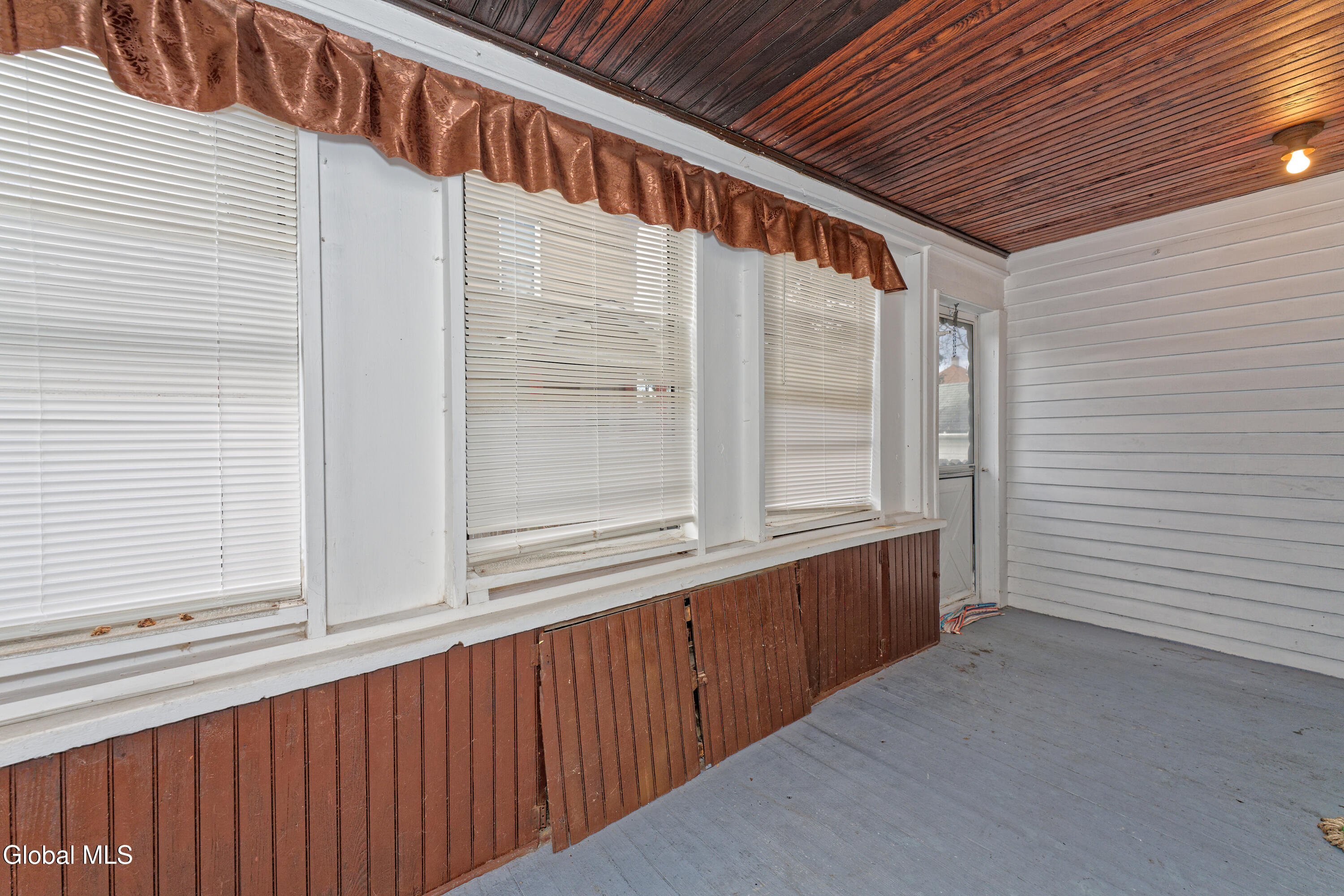 91 Snowden Avenue Schenectady, NY 12304 - Photo 20 of 37 6 Side porch 2