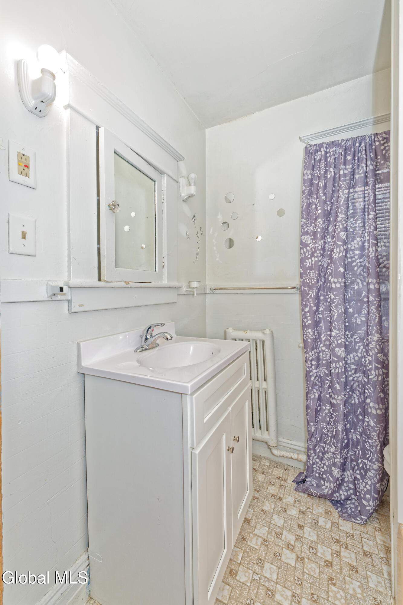 91 Snowden Avenue Schenectady, NY 12304 - Photo 30 of 37 9 Bathroom 1