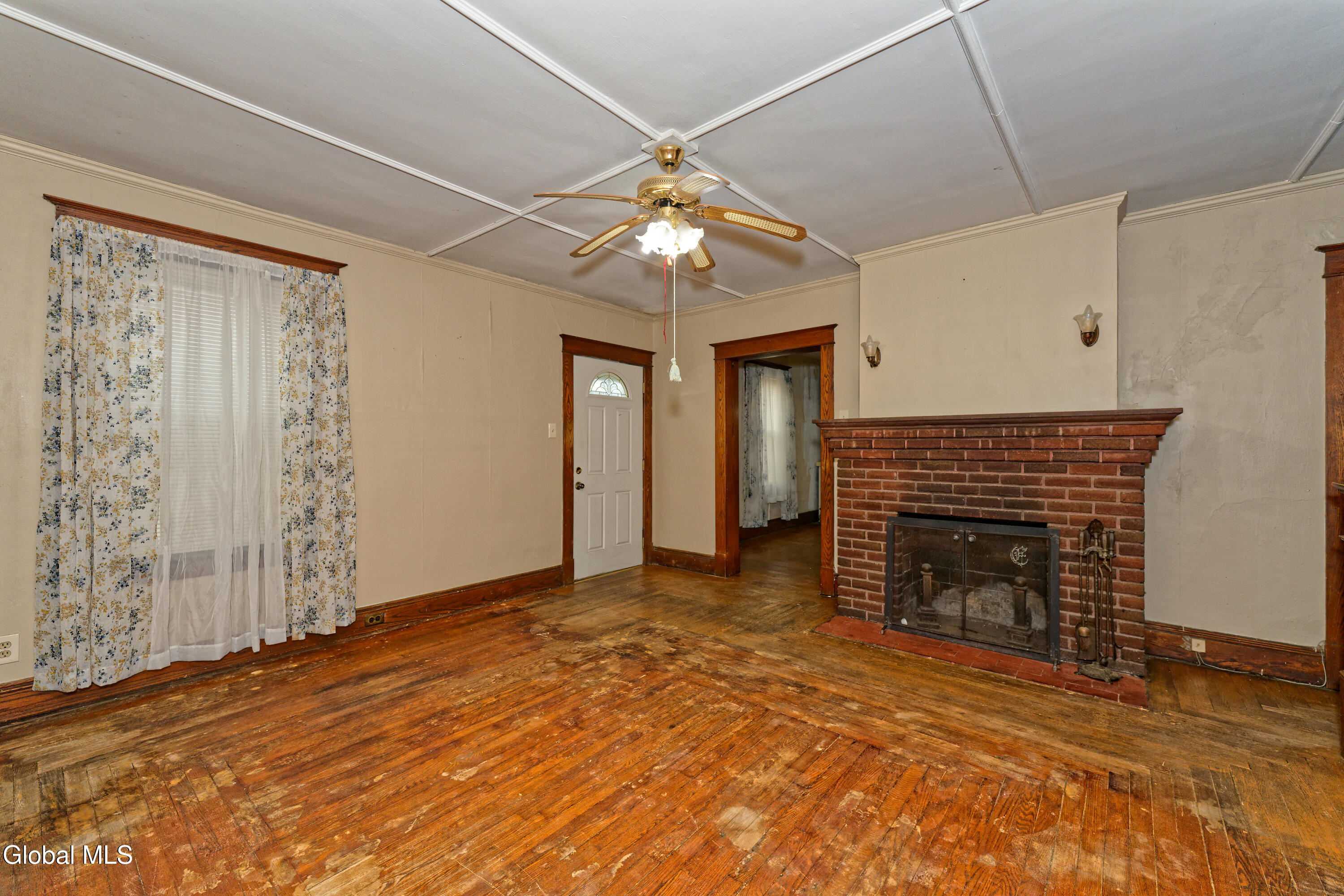 91 Snowden Avenue Schenectady, NY 12304 - Photo 7 of 37 1 Livingroom 4