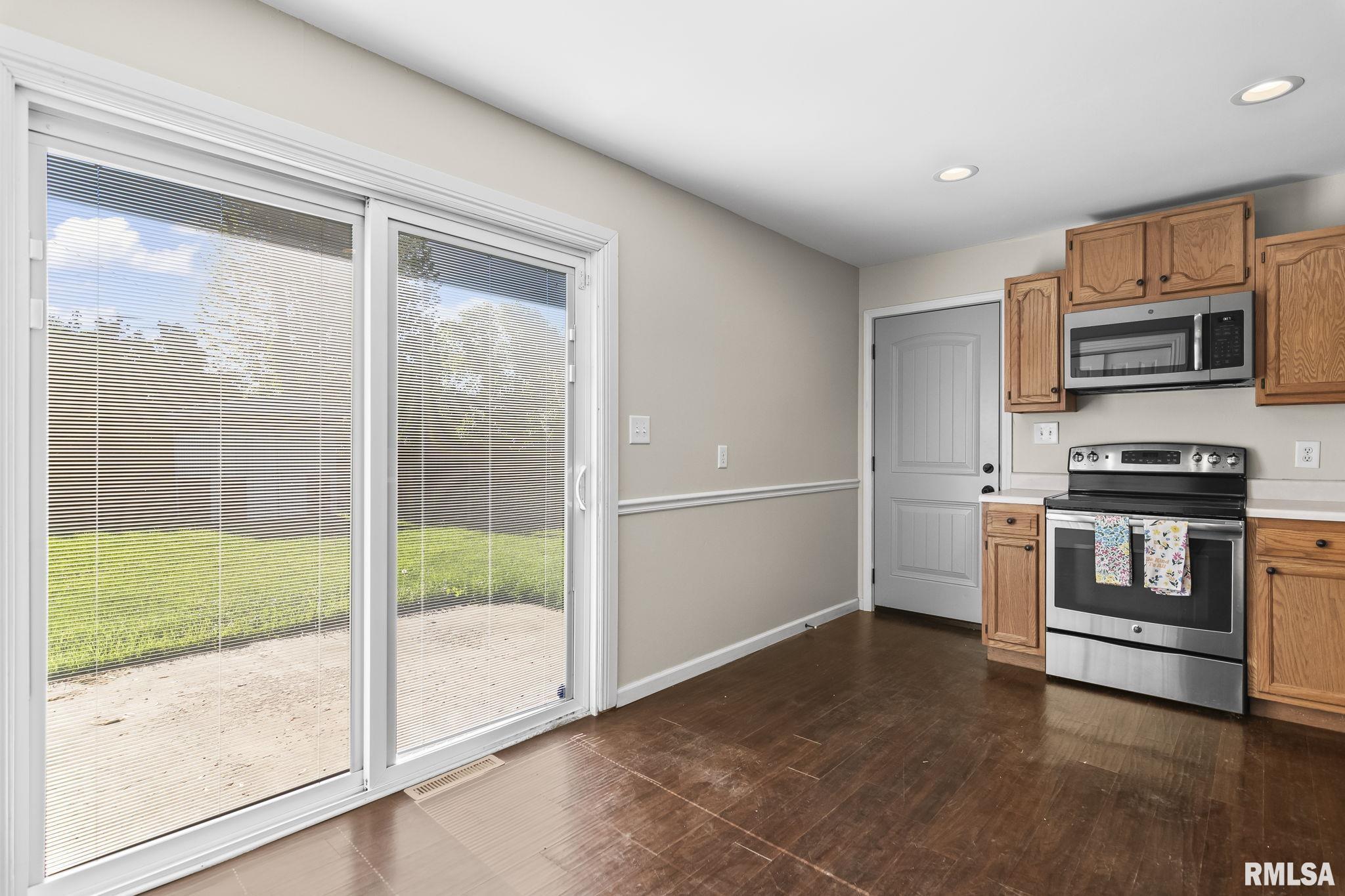 2016 Stonehenge Road Springfield, IL 62702 - Photo 8 of 31