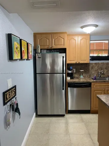 $2,000 | 8290 Lake Drive, Unit 502, Doral, FL 33166