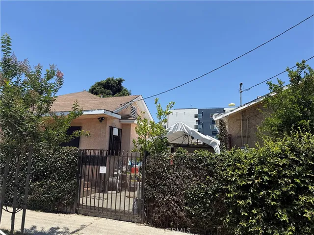 a view of a small yard in front of a house