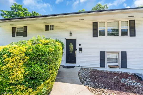 $785,000 | 14 Arlington Drive, Howell, NJ 07731