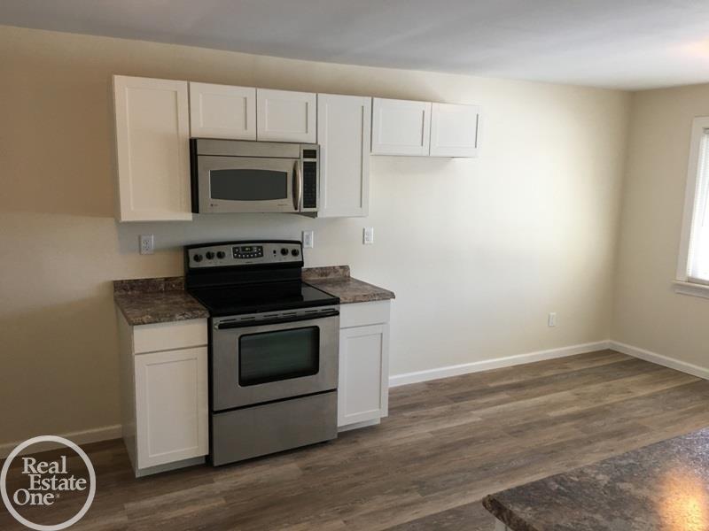 3208 Riverside Drive Port Huron, MI 48060 - Photo 9 of 36 31338210-8.JPG