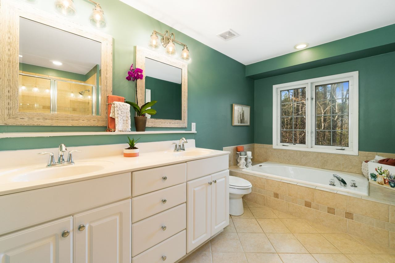 8727 Harps Mill Road Raleigh, NC 27615 - Photo 15 of 25 Beautiful Owner's Bath with GARDEN TUB & 2 SINKS! Master Bath/Spa