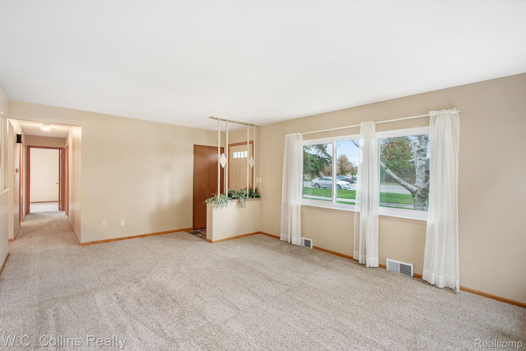 4 Living Room.jpg