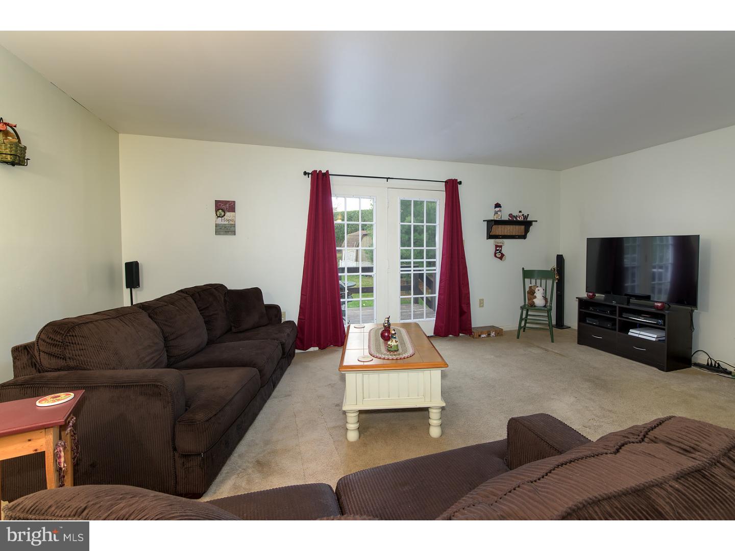 2805 Knoll Way Reading, PA 19608 - Photo 8 of 20 Living Room