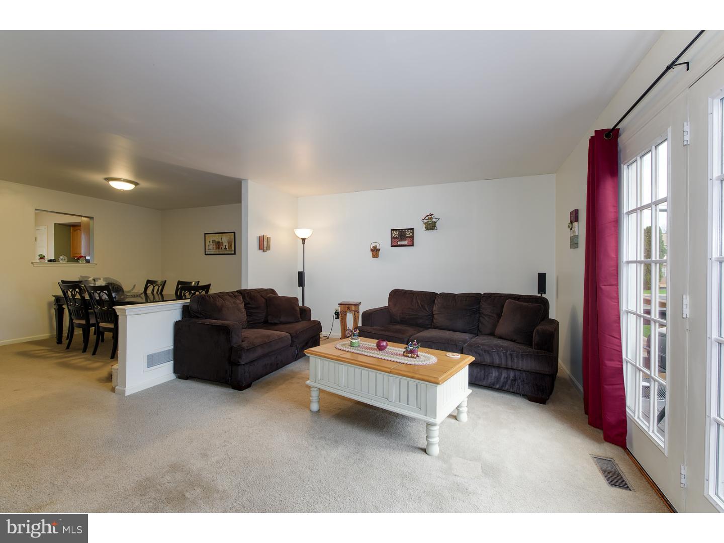 2805 Knoll Way Reading, PA 19608 - Photo 9 of 20 Living Room