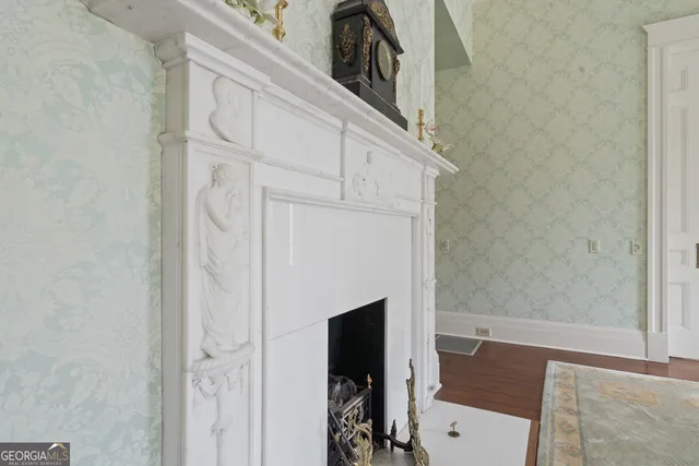 a view of an entryway and livingroom