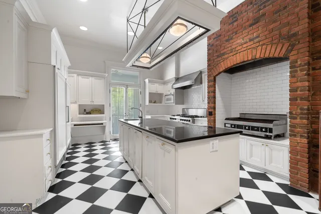 $2,400,000 | 617 Dixie Avenue, Madison, GA 30650